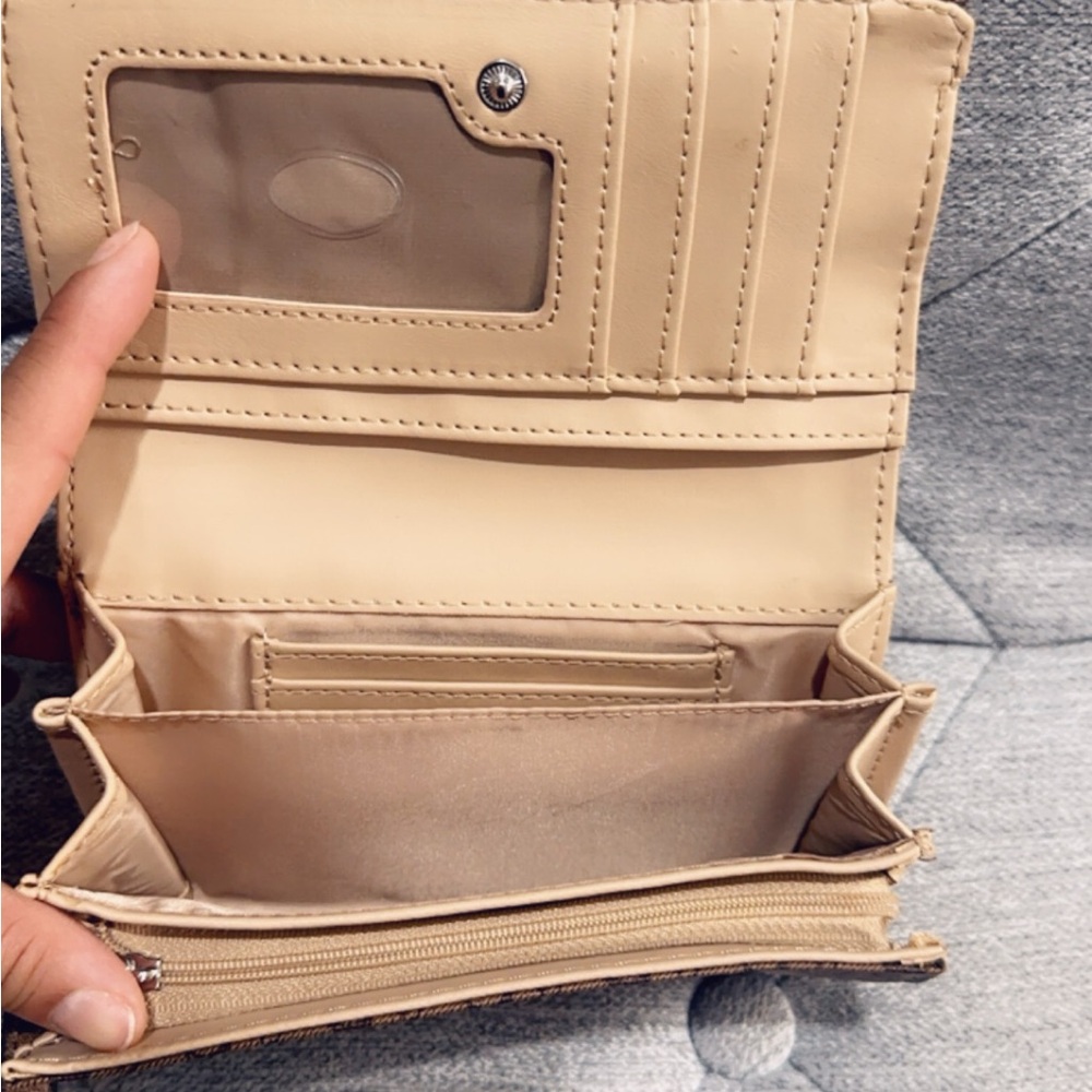 Guess Wallet! - Picture 2 of 2